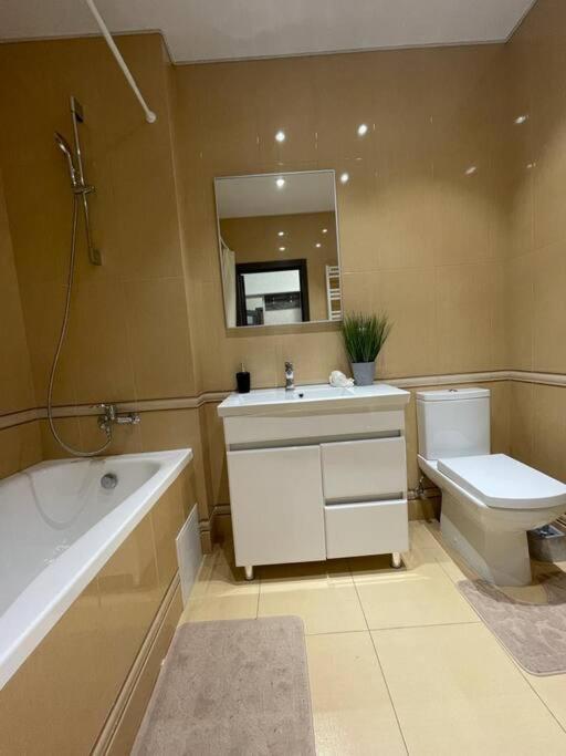 Sky House Premium Apartment In City Center Kischinau Exterior foto
